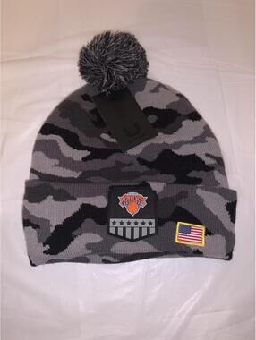 New York Knicks Men's Gray Camo Beanie Winter Hat NBA Salute to Service NWT